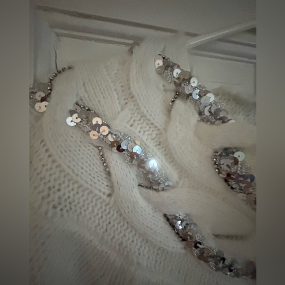 White House Black Market wool blend sweater. Size large but runs big! Wo… - Picture 8 of 12